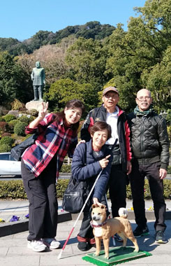 市立美術館前、西郷隆盛銅像をバックに、忠犬ハチとみんなんと。